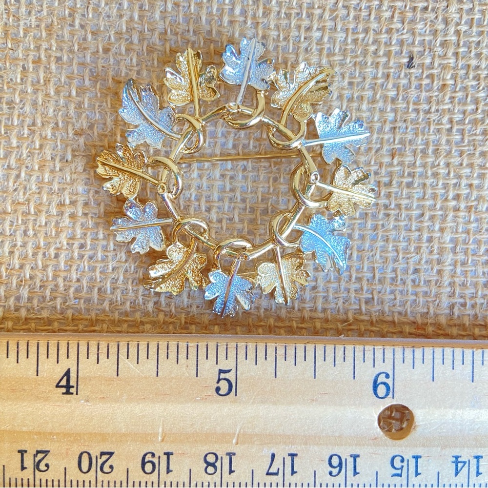 Sarah Coventry two tone circle leaf leaves brooch pin silvertone goldtone metal